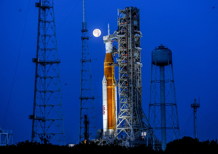 Полная Луна освещает новую ракету NASA
