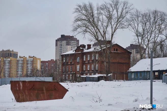 Рядом с Тополевой, 23 огорожена стройплощадка — почти семь лет на ней ничего не происходит | Источник: Александр Ощепков / NGS.RU