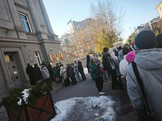 Экспозицию пришли посмотреть представители различных возрастных групп | Источник: сообщение от читательницы