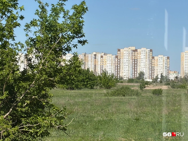 Из окна поезда можно увидеть улицу Уральскую в ЖК «Дубки» | Источник: Николай Сальников / 56.RU