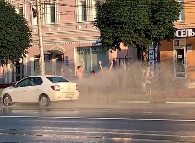 Видео: рязанцы принимают «автомобильный душ» после ливня | ya62.ru