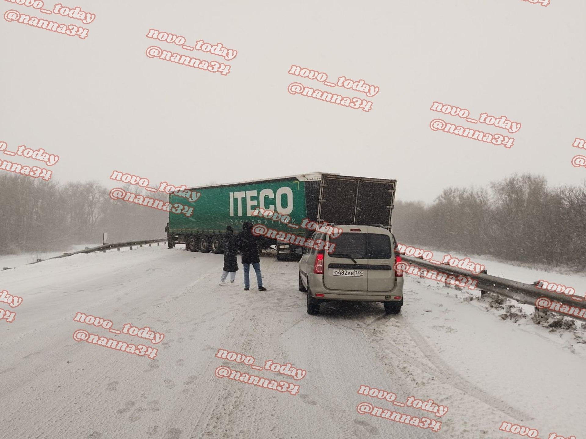 Под Волгоградом столкнулись два грузовика и «Лада», на федеральной трассе пробка