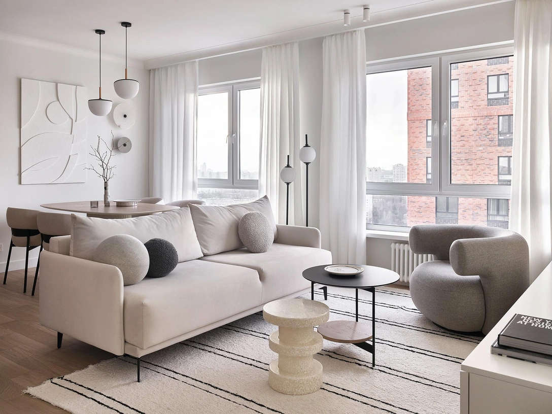 Кухня-гостиная. Журнальный стол с металлическими ножками, «Ток Мебель». Белый журнальный столик и кресло, Normann Copenhagen. Подвесные светильники, La Forma. Ковер, Art de Vivre. Подушки, Izzi Decor и Marilux. | Источник: Сергей Ананьев. Стиль: Даша Соболева