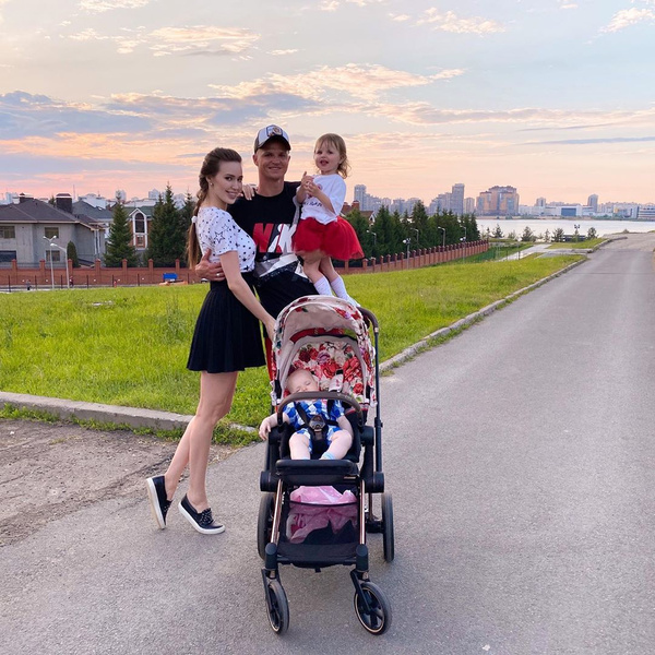 Фото №1 - «Приехали мои девочки»: Дмитрий Тарасов воссоединился с семьей в Казани