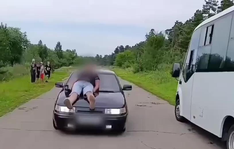 В Челябинске парень устроил покатушки на капоте «двенашки» и остался без машины