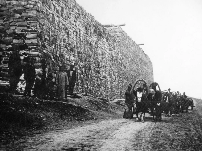 100 лет назад подняться к бастиону с грузом было настоящим испытанием | Источник: pastvu.com