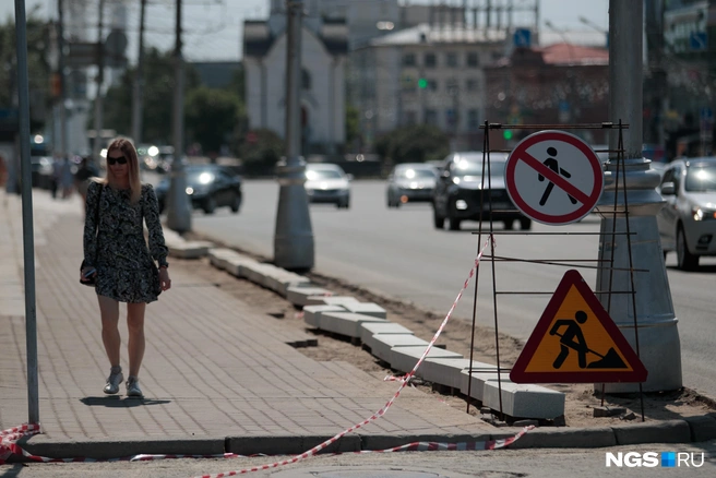 На участках вдоль Красного проспекта, от пересечения с улицей Романова до площади Ленина, уложат крупноформатную плитку из высокопрочного бетона с мраморной крошкой | Источник: Андрей Бортко / NGS.RU