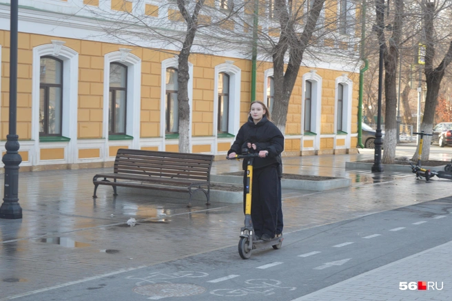 Нет, у девушки не четыре руки. Просто за нее держится еще один человек, но так делать не стоит | Источник: Анастасия Баринова / 56.RU