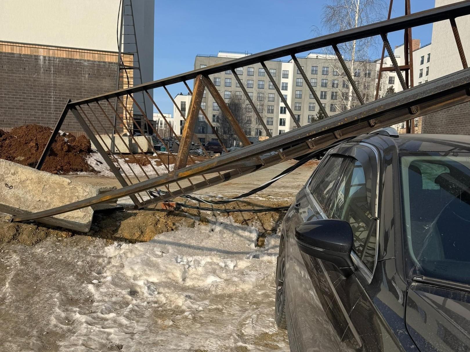 Водитель «Газели» под Челябинском повалил опору ЛЭП на Tiguan и скрылся