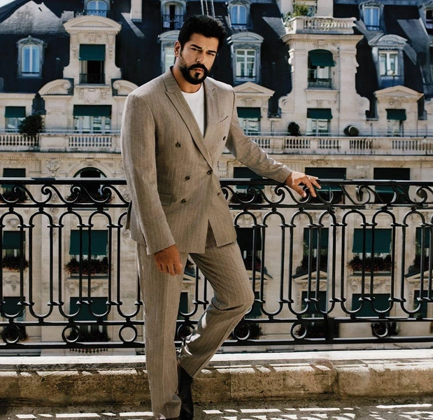 «Сұлтан Сүлеймен» телехикаясындағы Бурак Озчивит Ақтауға ұшып келді | marieclaire.kz