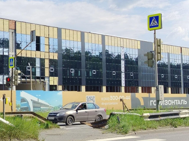 Фасад почти полностью застеклён, сверху дополнительно установят ламели с подсветкой | Источник: читатель E1.RU