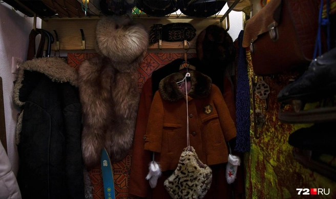 Из дома Владимира мужчины забрали меха, ковры и телевизор. Как позже объясняли хозяева вещей, это всё у них было благодаря родственнице, работавшей на базе | Источник: Ирина Шарова / 72.RU