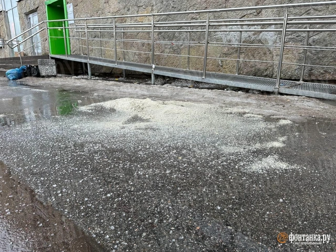 Праздничные горы соли. Петербуржцы продолжают замечать «зимнюю» картину на фоне рекордов тепла | Источник: читатель «Фонтанки» Виталий