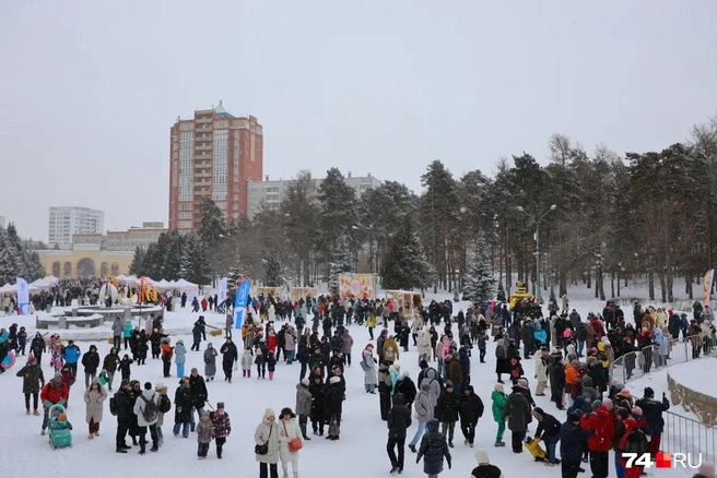На Масленицу в парке Гагарина собирается много людей (но в предыдущие годы, когда чучело сжигали, яблоку негде было упасть) | Источник: Наталья Лапцевич 