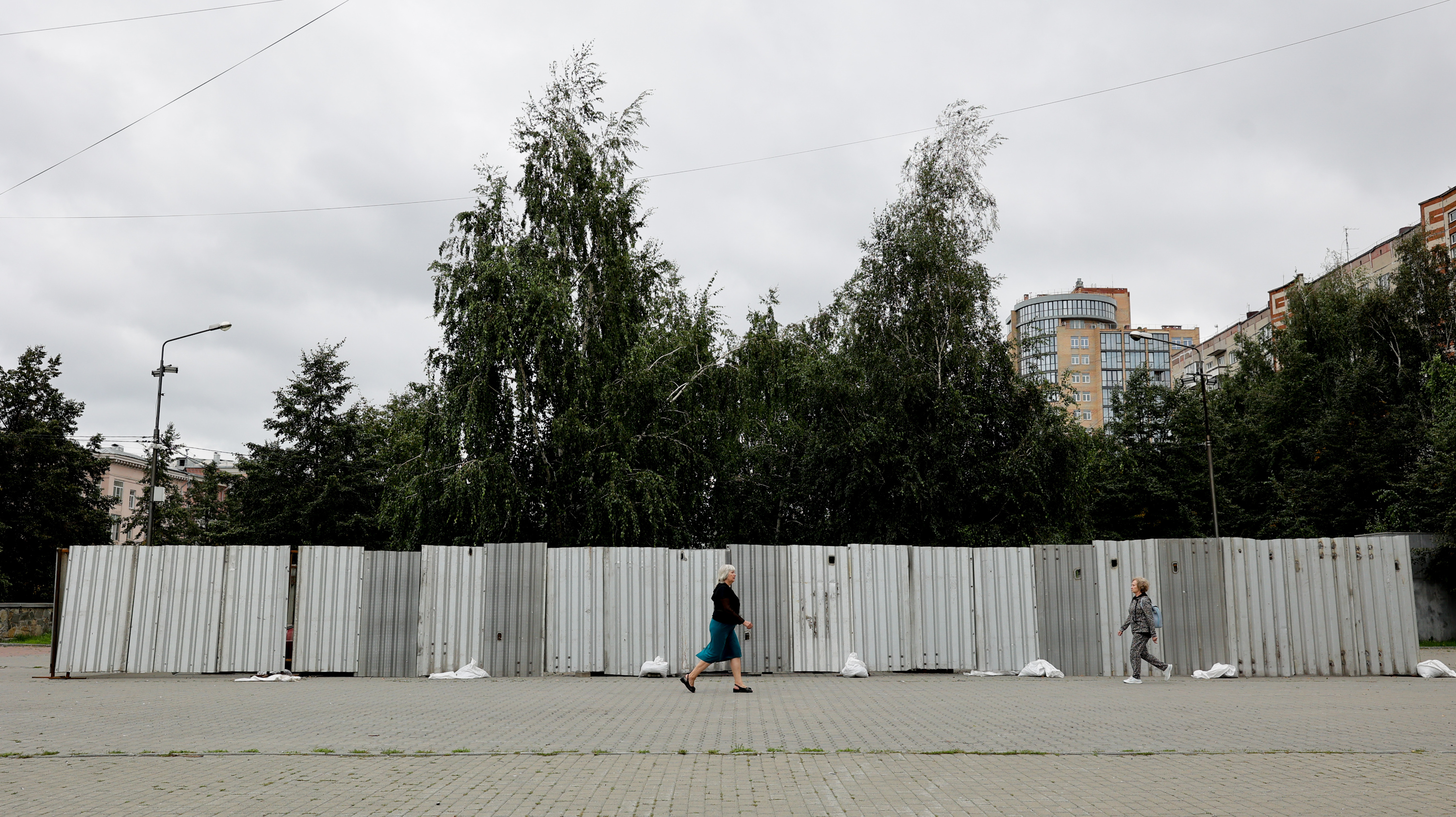 Опять стройка? На Бульваре Славы в центре Челябинска огородили площадку и начали копать