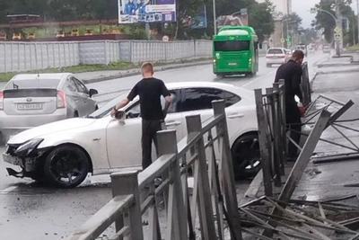 Двое парней разбили авто и снесли ограждение в Южно-Сахалинске