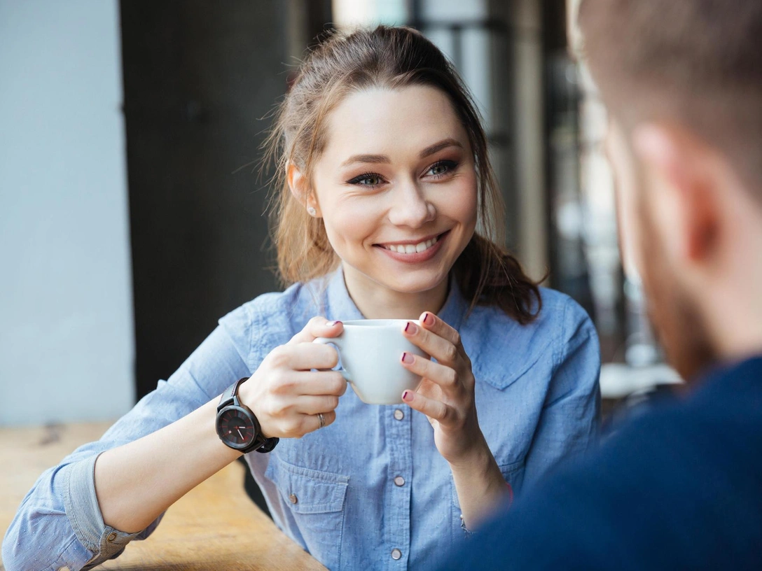 Как понравиться за 60 секунд: 7 простых лайфхаков, которые действительно работают | marieclaire.ru