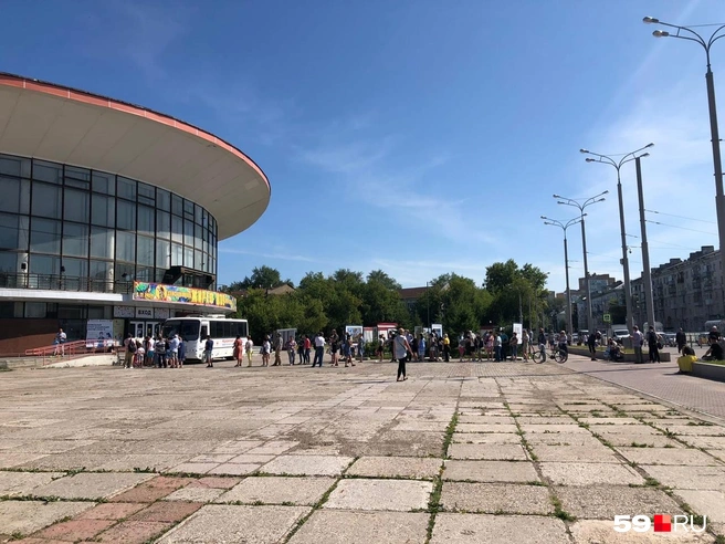 Люди занимают место в очереди с утра | Источник: Наталья Михалева