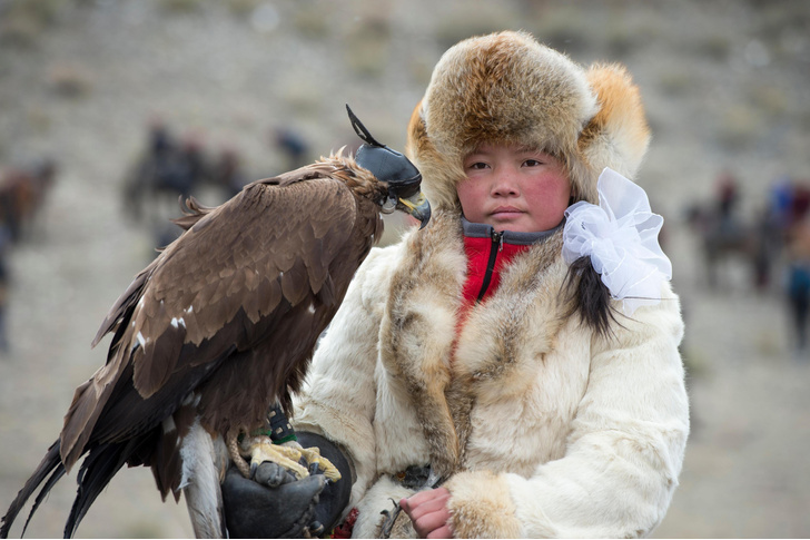 Знаменитая девушка-беркутчи из Монголии переехала в Казахстан
