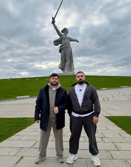 Автора хита «Бродяга» заметили в Волгограде на Мамаевом Кургане | Источник: @elbrusofficial / Instagram (принадлежит Meta, экстремистской организации, деятельность запрещена на территории РФ)