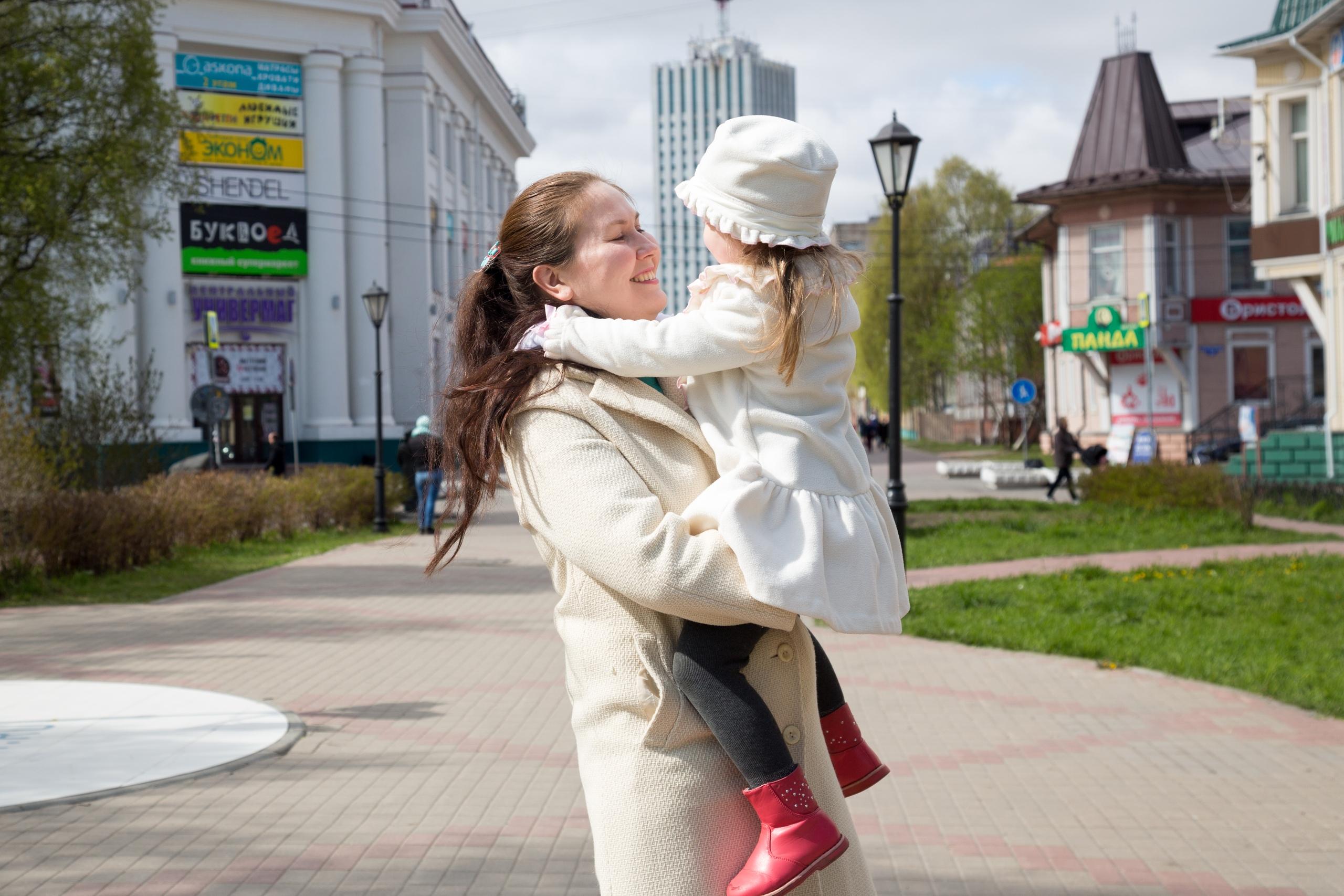 Мама не помогает с младенцем