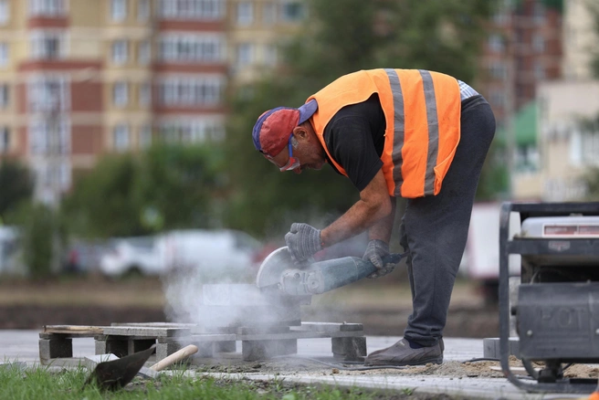 Обычно благоустройство неразрывно связано с появлением плитки | Источник: Евгений Софийчук / NGS55.RU