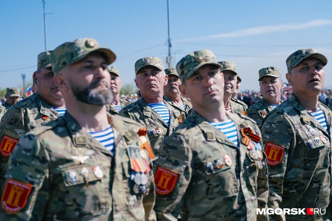 Проход военных многие смотрели с придыханием | Источник: Даниил Пономаренко / MGORSK.RU