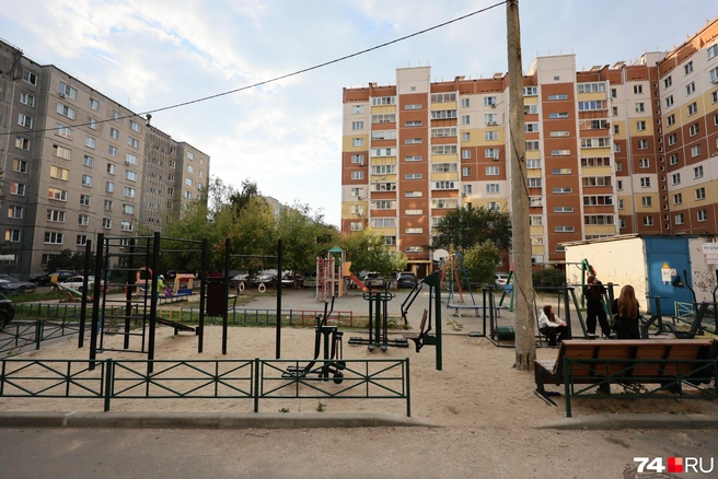 На площадке представлено сразу несколько разных тренажеров | Источник: Наталья Лапцевич