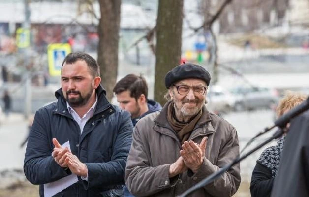 Иван Дубровин и Виталий Волович на открытии доски Эрнсту Неизвестному | Источник: Алексей Зарецкий / Е1.RU