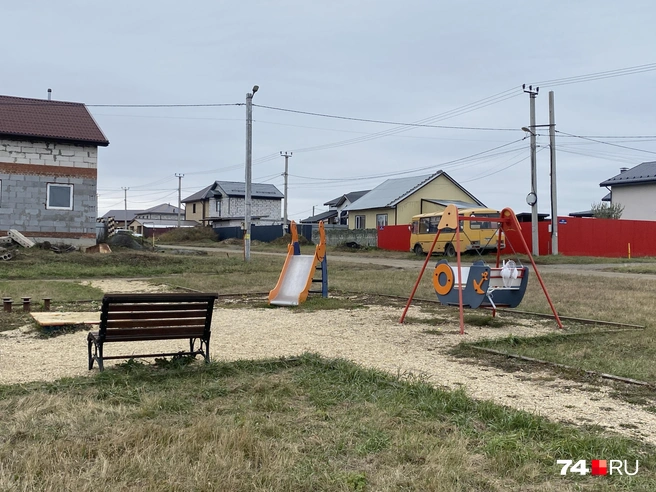 А вот инфраструктура поселка не выглядит элитной | Источник: Виталий Гущинский