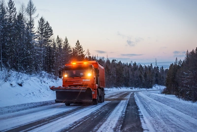 Ботинки в белой пене: чем дорожники Кемерова и Новокузнецка борются с наледью