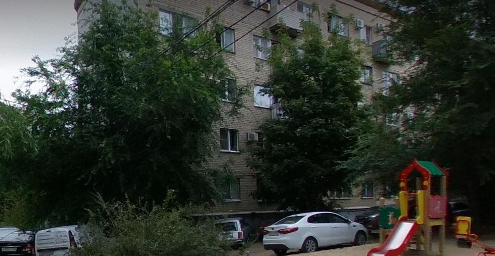 «Ждут, когда нас похоронит под обломками?»: жители дома в центре Волгограда заявляют о разрушении з…