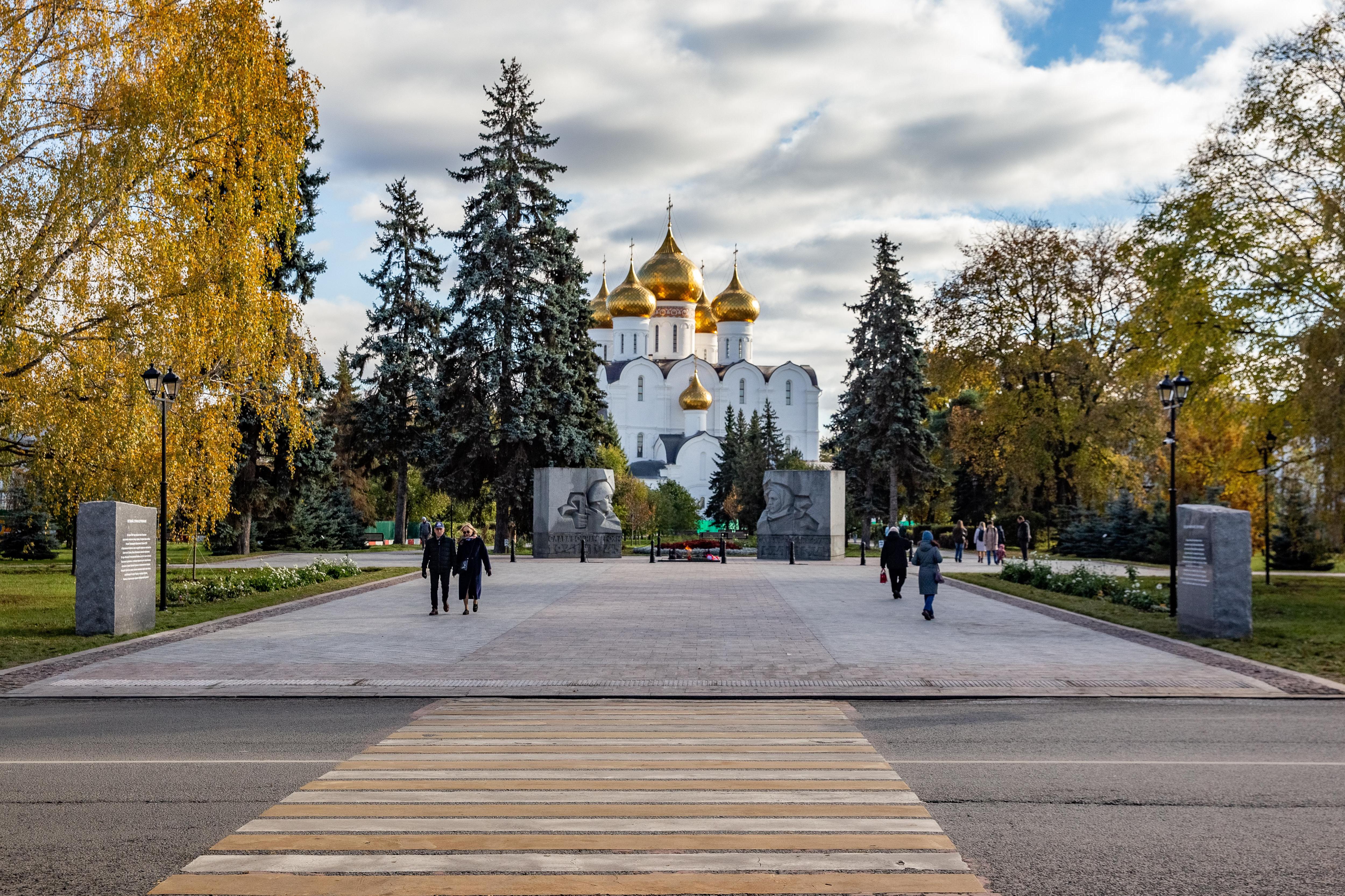 Новые дорожки, деревья и лавочки: как изменился бульвар рядом с Вечным огнем после ремонта. Фото 