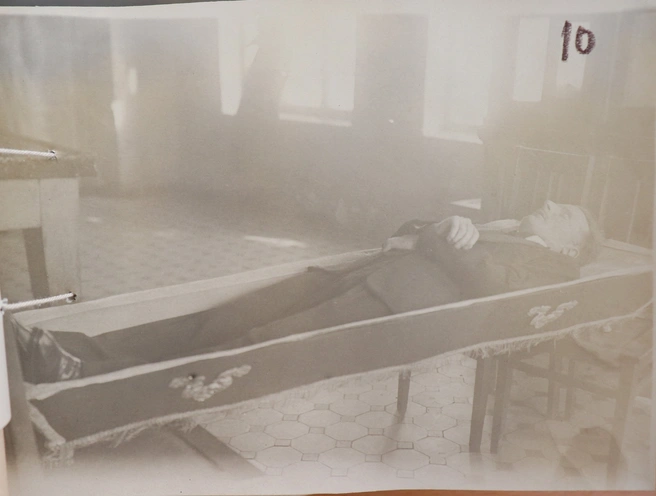 — Это посмертная фотография Добсона. Такое типичное британское лицо, — обращает внимание на детали наш гид | Источник: Центральный государственный архив Самарской области