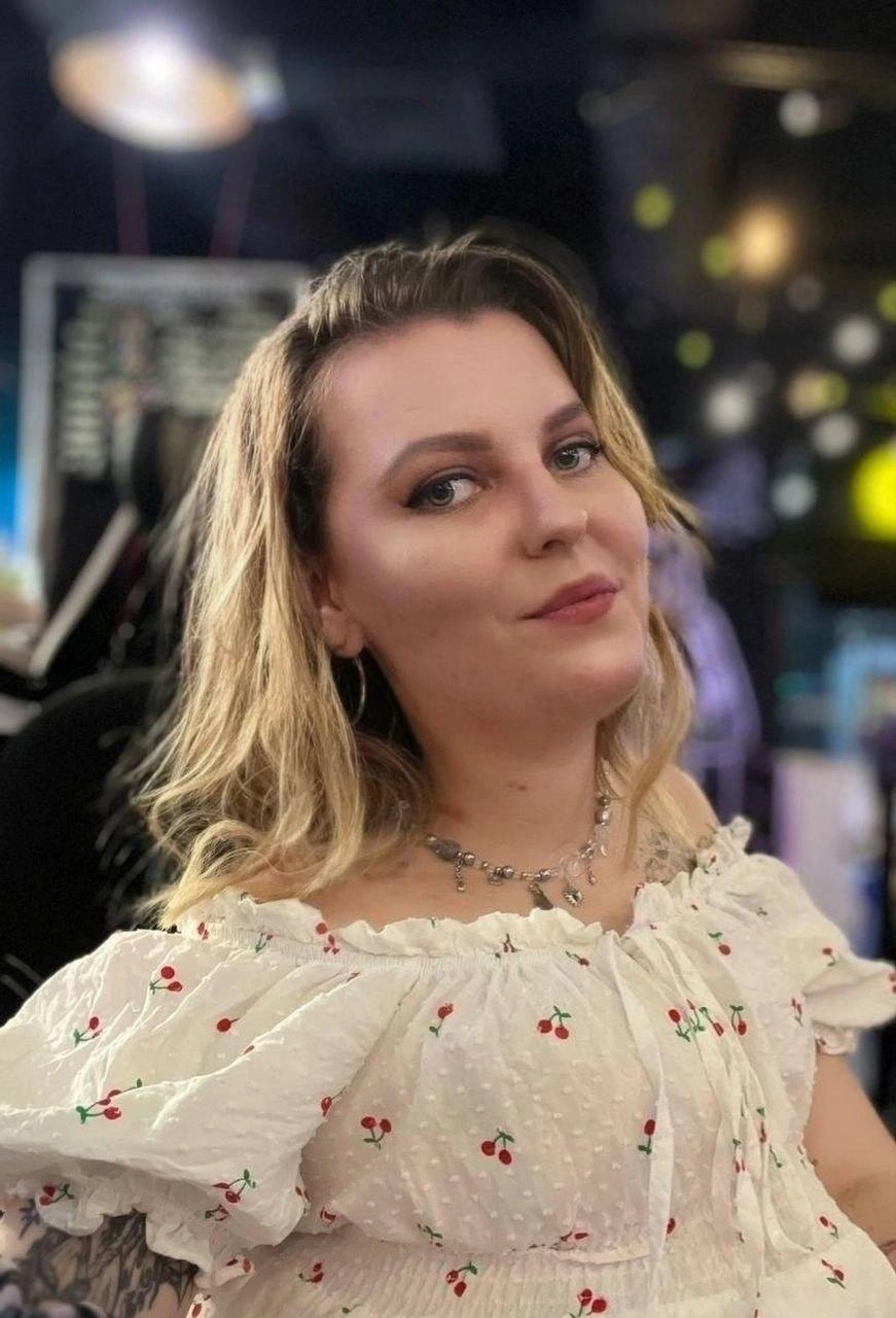 Оля, 26 лет, любит сериалы. Сейчас трудится над созданием бренда украшений. Это колье, ожерелье и браслеты | Источник: из личного архива Ольги Колышкиной
