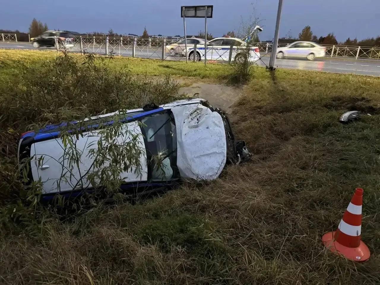 В Тюмени каршеринг улетел в кювет и опрокинулся
