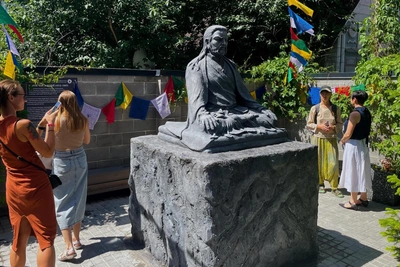 В Новосибирске установили первую в России статую буддийского учителя Марпы