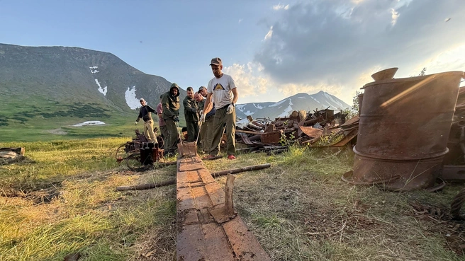 Волонтеры очищали местность от старого металла | Источник: «Зеленая Арктика» / Vk.com