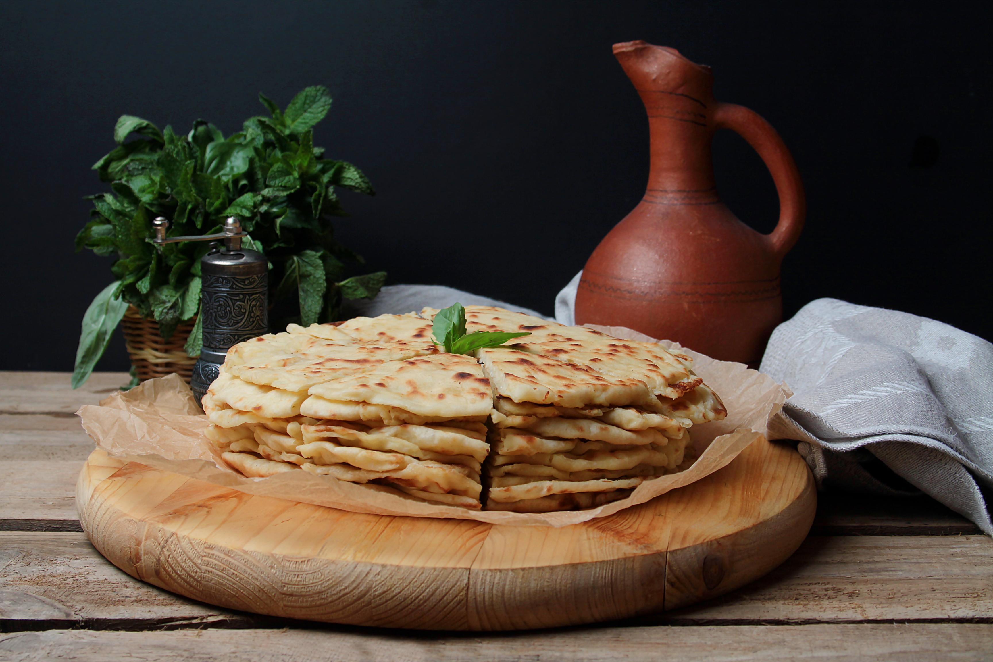 Хычины с сыром и зеленью: вкуснейший рецепт, без которого не обходится ни  одно кавказское застолье | MARIECLAIRE