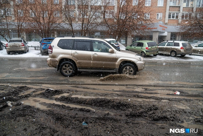 Разглядеть в такой грязи разметку или запачкать госномер и правда проще простого | Источник: Александр Ощепков / NGS.RU