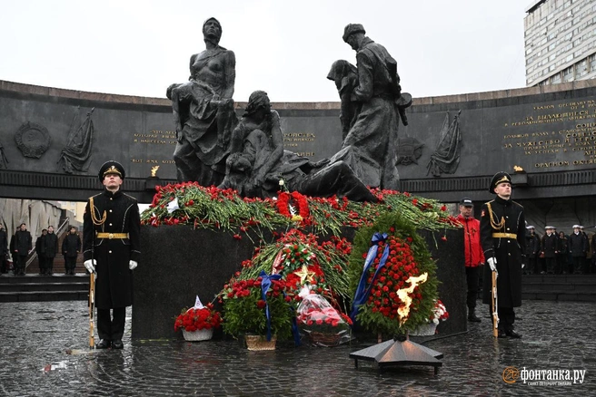На площади Победы соединились частицы Вечных огней из одиннадцати городов-героев | Источник: Андрей Бок / «Фонтанка.ру»