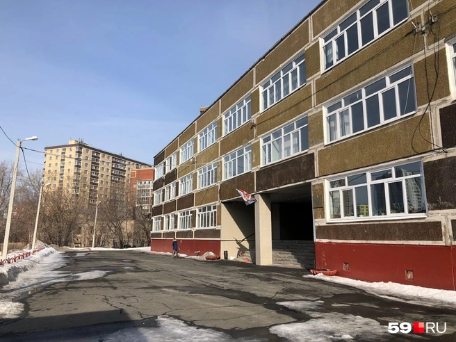 Если стоять лицом ко входу в школу, бассейн будет справа | Источник: Наталья Пальникова