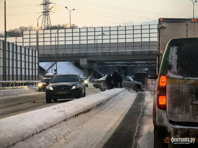 Водители помогли автомобилю вернуться «в нужное русло» на развязке рядом с портом Бронка | Источник: «Фонтанка.ру»