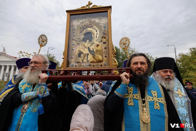 Митрополит Феодор лично участвовал во внесении иконы  | Источник: Алексей Волхонский / V1.RU