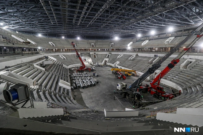 В течение года на Стрелке продолжали строить новую ледовую арену. Теперь можно оценить масштаб конструкции изнутри — уже появились трибуны и разделения на сектора. Ожидается, что на новый лед «Торпедо» выйдет уже в 2025 году | Источник: Наталья Бурухина / NN.RU
