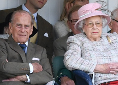 Британцы поздравляют королеву Елизавету II с 70-летием семейной жизни