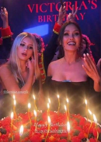 Какой День рождения без торта? | Источник: victoriabonya / Instagram* (экстремистская организация, деятельность запрещена на территории РФ)