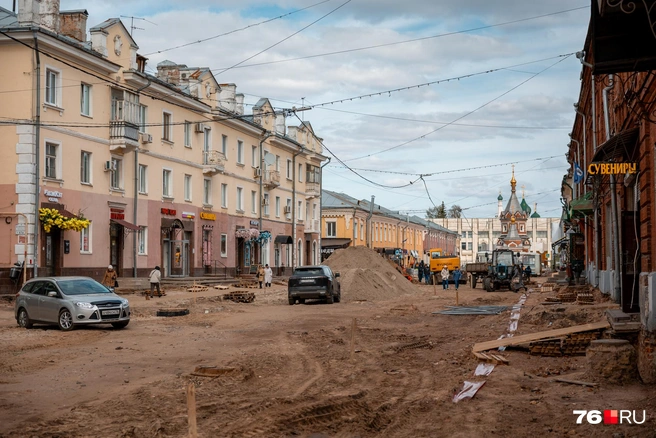 Несмотря на строительную зону вокруг, торговые точки продолжают работу в обычном режиме | Источник: Александр Куренной / 76.RU