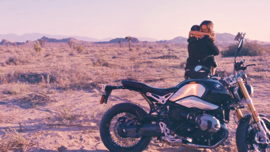 Пустыня, мотоцикл и симпатичный парень в новом клипе Арианы Гранде