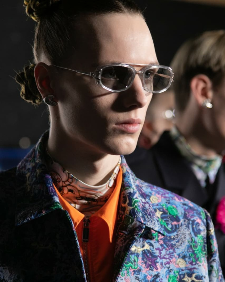 Мужские пучки, цветные андеркаты и «кропы»: самые яркие бьюти-образы Dior Men-2021/22